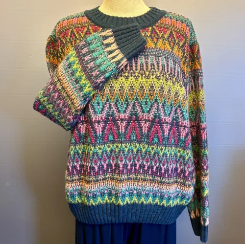 Ivko Pullover - Azulejo Wave Petrol Multi, regnbue, regnbuefarvet, alle, farver, farveglad, uld, ren, natur luksus, kvalitet, mønsterstrik, sweater, zigzag, grafisk, rummelig, klædelig, smart, særlig, kradser ikke, bæredygtig, holdbar, naturmaterialer, åndbar, temperaturregulerende, ikke for varm, lun, strik, striktrøje, damestrik, strikbluse, strikket, sweater, vinter, efterår, helårs, forår, dametrøje, gave, gaveide, kvaltet, lækker, flot, julegave, efterårsstrik, biti, ribe