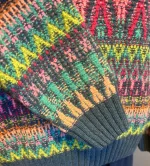 Ivko Pullover - Azulejo Wave Petrol Multi, regnbue, regnbuefarvet, alle, farver, farveglad, uld, ren, natur luksus, kvalitet, mønsterstrik, sweater, zigzag, grafisk, rummelig, klædelig, smart, særlig, kradser ikke, bæredygtig, holdbar, naturmaterialer, åndbar, temperaturregulerende, ikke for varm, lun, strik, striktrøje, damestrik, strikbluse, strikket, sweater, vinter, efterår, helårs, forår, dametrøje, gave, gaveide, kvaltet, lækker, flot, julegave, efterårsstrik, biti, ribe