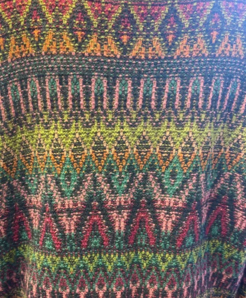 Ivko Pullover - Azulejo Wave Petrol Multi, regnbue, regnbuefarvet, alle, farver, farveglad, uld, ren, natur luksus, kvalitet, mønsterstrik, sweater, zigzag, grafisk, rummelig, klædelig, smart, særlig, kradser ikke, bæredygtig, holdbar, naturmaterialer, åndbar, temperaturregulerende, ikke for varm, lun, strik, striktrøje, damestrik, strikbluse, strikket, sweater, vinter, efterår, helårs, forår, dametrøje, gave, gaveide, kvaltet, lækker, flot, julegave, efterårsstrik, biti, ribe