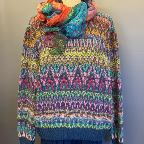 Ivko Pullover - Azulejo Wave Petrol Multi, regnbue, regnbuefarvet, alle, farver, farveglad, uld, ren, natur luksus, kvalitet, mønsterstrik, sweater, zigzag, grafisk, rummelig, klædelig, smart, særlig, kradser ikke, bæredygtig, holdbar, naturmaterialer, åndbar, temperaturregulerende, ikke for varm, lun, strik, striktrøje, damestrik, strikbluse, strikket, sweater, vinter, efterår, helårs, forår, dametrøje, gave, gaveide, kvaltet, lækker, flot, julegave, efterårsstrik, biti, ribe