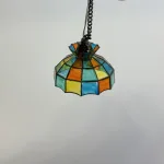 Miniature Pendel Loftslampe - Tiffany, kulørt, glas, blyindfattet, jugend, miniature, led, batteri, dukkehus, dukkehuslampe, minilampe, dukkestue, nissehus, nisser, nissedør, dukkehustilbehør, lamper, pendel, loftslampe, klokkeformet, 8065L, biti, ribe, titanias, pallads, symbolsk, gave, gavekort,