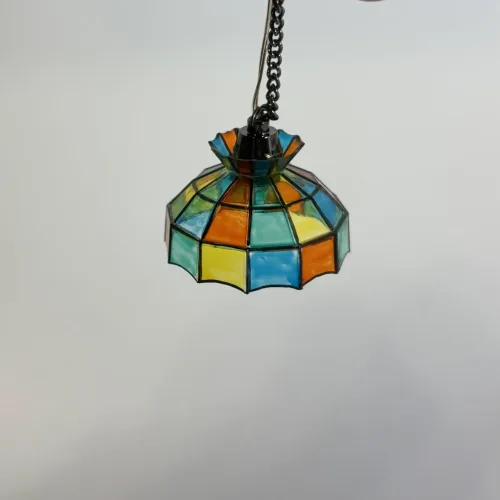 Miniature Pendel Loftslampe - Tiffany, kulørt, glas, blyindfattet, jugend, miniature, led, batteri, dukkehus, dukkehuslampe, minilampe, dukkestue, nissehus, nisser, nissedør, dukkehustilbehør, lamper, pendel, loftslampe, klokkeformet, 8065L, biti, ribe, titanias, pallads, symbolsk, gave, gavekort,