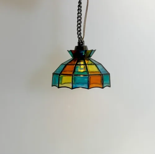 Miniature Pendel Loftslampe - Tiffany, kulørt, glas, blyindfattet, jugend, miniature, led, batteri, dukkehus, dukkehuslampe, minilampe, dukkestue, nissehus, nisser, nissedør, dukkehustilbehør, lamper, pendel, loftslampe, klokkeformet, 8065L, biti, ribe, titanias, pallads, symbolsk, gave, gavekort,