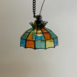 Miniature Pendel Loftslampe - Tiffany, kulørt, glas, blyindfattet, jugend, miniature, led, batteri, dukkehus, dukkehuslampe, minilampe, dukkestue, nissehus, nisser, nissedør, dukkehustilbehør, lamper, pendel, loftslampe, klokkeformet, 8065L, biti, ribe, titanias, pallads, symbolsk, gave, gavekort,