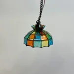 Miniature Pendel Loftslampe - Tiffany, kulørt, glas, blyindfattet, jugend, miniature, led, batteri, dukkehus, dukkehuslampe, minilampe, dukkestue, nissehus, nisser, nissedør, dukkehustilbehør, lamper, pendel, loftslampe, klokkeformet, 8065L, biti, ribe, titanias, pallads, symbolsk, gave, gavekort,
