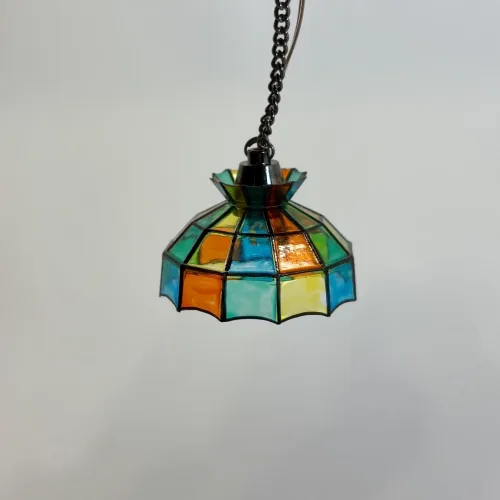 Miniature Pendel Loftslampe - Tiffany, kulørt, glas, blyindfattet, jugend, miniature, led, batteri, dukkehus, dukkehuslampe, minilampe, dukkestue, nissehus, nisser, nissedør, dukkehustilbehør, lamper, pendel, loftslampe, klokkeformet, 8065L, biti, ribe, titanias, pallads, symbolsk, gave, gavekort,
