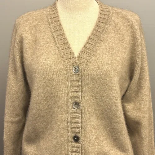 Possum Dame Cardigan - Oyster , cardigan strikcardigan, strikjakke, knapper, v-udskæring, v-hals, cropped, kort, moderne, beige, lys, sandfarvet, meleret, ensfarvet, noa, moderne, klædelig, smart, cropped, super, soft, blød, vamset, varm, eksklusiv, luksus, luksuriøs, ekstravagant, kvalitet, underspillet, strik, opossum, possum, new zealand, noble wilde, damestrik, strikketrøje, let, lun, yndlings, strikbluse, vinter, efterår, comfy, biti, ribe, uld, ulden, uldstrik, uldtrøje, gave, gaveide, julegave