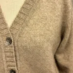 Possum Dame Cardigan - Oyster , cardigan strikcardigan, strikjakke, knapper, v-udskæring, v-hals, cropped, kort, moderne, beige, lys, sandfarvet, meleret, ensfarvet, noa, moderne, klædelig, smart, cropped, super, soft, blød, vamset, varm, eksklusiv, luksus, luksuriøs, ekstravagant, kvalitet, underspillet, strik, opossum, possum, new zealand, noble wilde, damestrik, strikketrøje, let, lun, yndlings, strikbluse, vinter, efterår, comfy, biti, ribe, uld, ulden, uldstrik, uldtrøje, gave, gaveide, julegave