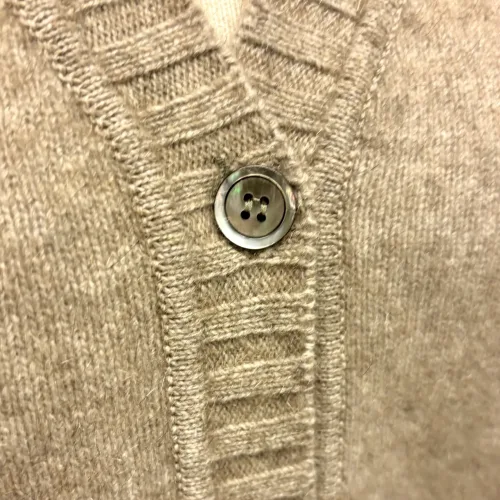 Possum Dame Cardigan - Oyster , cardigan strikcardigan, strikjakke, knapper, v-udskæring, v-hals, cropped, kort, moderne, beige, lys, sandfarvet, meleret, ensfarvet, noa, moderne, klædelig, smart, cropped, super, soft, blød, vamset, varm, eksklusiv, luksus, luksuriøs, ekstravagant, kvalitet, underspillet, strik, opossum, possum, new zealand, noble wilde, damestrik, strikketrøje, let, lun, yndlings, strikbluse, vinter, efterår, comfy, biti, ribe, uld, ulden, uldstrik, uldtrøje, gave, gaveide, julegave