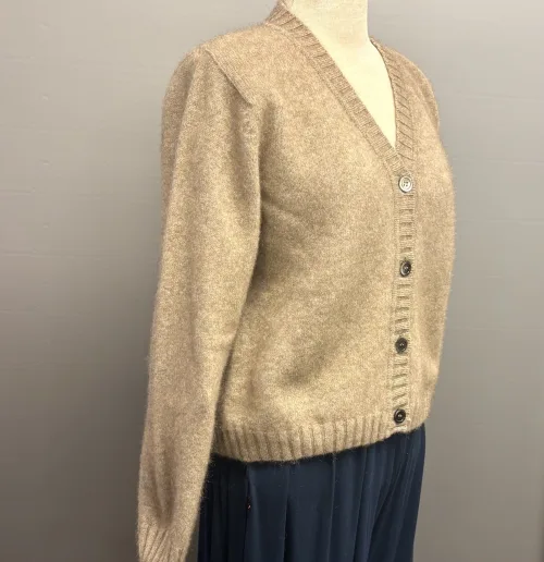 Possum Dame Cardigan - Oyster , cardigan strikcardigan, strikjakke, knapper, v-udskæring, v-hals, cropped, kort, moderne, beige, lys, sandfarvet, meleret, ensfarvet, noa, moderne, klædelig, smart, cropped, super, soft, blød, vamset, varm, eksklusiv, luksus, luksuriøs, ekstravagant, kvalitet, underspillet, strik, opossum, possum, new zealand, noble wilde, damestrik, strikketrøje, let, lun, yndlings, strikbluse, vinter, efterår, comfy, biti, ribe, uld, ulden, uldstrik, uldtrøje, gave, gaveide, julegave