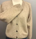 Possum Dame Cardigan - Oyster , cardigan strikcardigan, strikjakke, knapper, v-udskæring, v-hals, cropped, kort, moderne, beige, lys, sandfarvet, meleret, ensfarvet, noa, moderne, klædelig, smart, cropped, super, soft, blød, vamset, varm, eksklusiv, luksus, luksuriøs, ekstravagant, kvalitet, underspillet, strik, opossum, possum, new zealand, noble wilde, damestrik, strikketrøje, let, lun, yndlings, strikbluse, vinter, efterår, comfy, biti, ribe, uld, ulden, uldstrik, uldtrøje, gave, gaveide, julegave