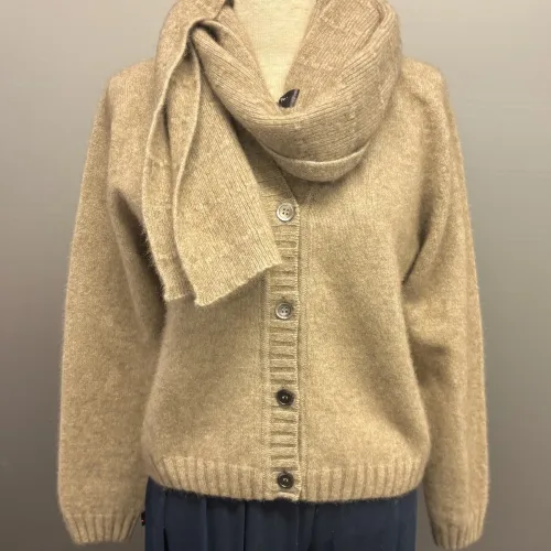 Possum Tørklæde - Oyster Beige, Possum Dame Cardigan - Oyster , cardigan strikcardigan, strikjakke, knapper, v-udskæring, v-hals, cropped, kort, moderne, beige, lys, sandfarvet, meleret, ensfarvet, noa, moderne, klædelig, smart, cropped, super, soft, blød, vamset, varm, eksklusiv, luksus, luksuriøs, ekstravagant, kvalitet, underspillet, strik, opossum, possum, new zealand, noble wilde, damestrik, strikketrøje, let, lun, yndlings, strikbluse, vinter, efterår, comfy, biti, ribe, uld, ulden, uldstrik, uldtrøje, gave, gaveide, julegave