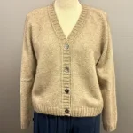Possum Dame Cardigan - Oyster , cardigan strikcardigan, strikjakke, knapper, v-udskæring, v-hals, cropped, kort, moderne, beige, lys, sandfarvet, meleret, ensfarvet, noa, moderne, klædelig, smart, cropped, super, soft, blød, vamset, varm, eksklusiv, luksus, luksuriøs, ekstravagant, kvalitet, underspillet, strik, opossum, possum, new zealand, noble wilde, damestrik, strikketrøje, let, lun, yndlings, strikbluse, vinter, efterår, comfy, biti, ribe, uld, ulden, uldstrik, uldtrøje, gave, gaveide, julegave