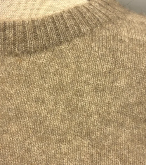 Possum Dame Pullover - Noa Oyster, beige, lys, sandfarvet, meleret, ensfarvet, noa, moderne, klædelig, smart, cropped, super, soft, blød, vamset, varm, eksklusiv, luksus, luksuriøs, ekstravagant, kvalitet, underspillet, strik, opossum, possum, new zealand, noble wilde, damestrik, striktrøje, sweater, let, lun, yndlings, strikbluse, vinter, efterår, comfy, biti, ribe, uld, ulden, uldstrik, uldtrøje, uldsweater, gave, gaveide, julegave