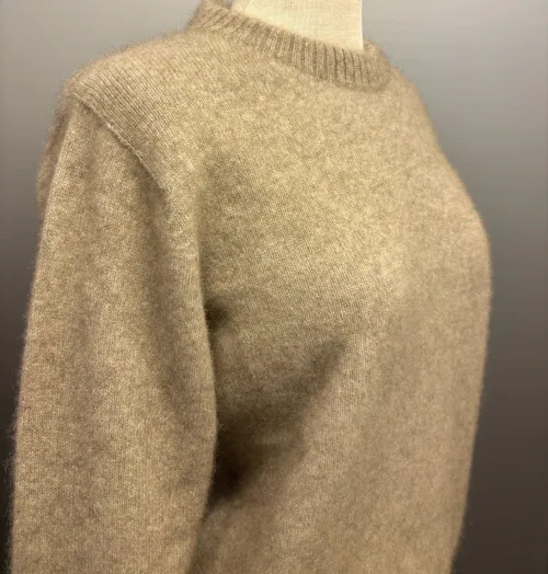 Possum Dame Pullover - Noa Oyster, beige, lys, sandfarvet, meleret, ensfarvet, noa, moderne, klædelig, smart, cropped, super, soft, blød, vamset, varm, eksklusiv, luksus, luksuriøs, ekstravagant, kvalitet, underspillet, strik, opossum, possum, new zealand, noble wilde, damestrik, striktrøje, sweater, let, lun, yndlings, strikbluse, vinter, efterår, comfy, biti, ribe, uld, ulden, uldstrik, uldtrøje, uldsweater, gave, gaveide, julegave