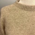 Possum Dame Pullover - Noa Oyster, beige, lys, sandfarvet, meleret, ensfarvet, noa, moderne, klædelig, smart, cropped, super, soft, blød, vamset, varm, eksklusiv, luksus, luksuriøs, ekstravagant, kvalitet, underspillet, strik, opossum, possum, new zealand, noble wilde, damestrik, striktrøje, sweater, let, lun, yndlings, strikbluse, vinter, efterår, comfy, biti, ribe, uld, ulden, uldstrik, uldtrøje, uldsweater, gave, gaveide, julegave