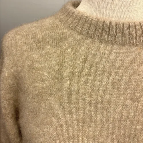 Possum Dame Pullover - Noa Oyster, beige, lys, sandfarvet, meleret, ensfarvet, noa, moderne, klædelig, smart, cropped, super, soft, blød, vamset, varm, eksklusiv, luksus, luksuriøs, ekstravagant, kvalitet, underspillet, strik, opossum, possum, new zealand, noble wilde, damestrik, striktrøje, sweater, let, lun, yndlings, strikbluse, vinter, efterår, comfy, biti, ribe, uld, ulden, uldstrik, uldtrøje, uldsweater, gave, gaveide, julegave