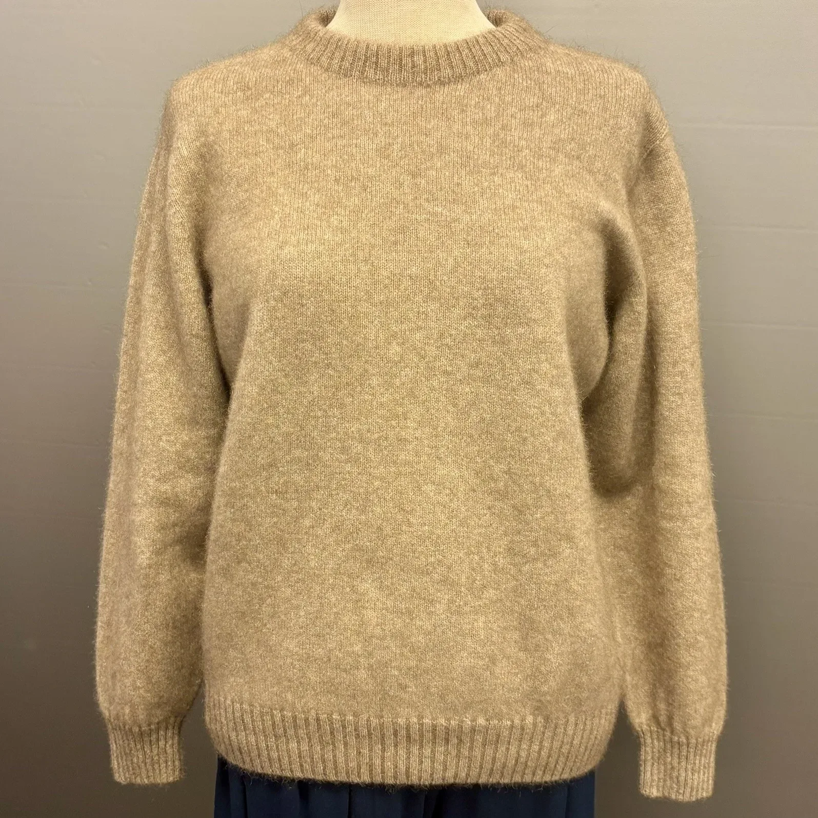 Possum Dame Pullover - Noa Oyster Possum Dame Pullover - Noa Oyster, beige, lys, sandfarvet, meleret, ensfarvet, noa, moderne, klædelig, smart, cropped, super, soft, blød, vamset, varm, eksklusiv, luksus, luksuriøs, ekstravagant, kvalitet, underspillet, strik, opossum, possum, new zealand, noble wilde, damestrik, striktrøje, sweater, let, lun, yndlings, strikbluse, vinter, efterår, comfy, biti, ribe, uld, ulden, uldstrik, uldtrøje, uldsweater, gave, gaveide, julegave
