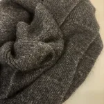 Possum Tørklæde - Koks, charcoal, sort, mørkegrå, antrazit, noble wilde, langt, unisex, herre, dame, mænd, damer, ensfarvet, beige, sandy, sandfarvet, varmt, kradser ikke, super, soft, cashmere, opossum, merino, uld, silke, vamset, ren, natur, materialer, uldent, 100%, nobelt, elegant, klassisk, ekstravagant, eksklusivt, lækkert, kvalitet, tidløst, moderne, design, smart, luksus, stiligt, stil, stilfuldt, perfekt, gave, gaveide, julegave, tilbehør, strikket, strik, varmt, efterår, vinter, tilbehør, cool, noble wilde, new zealand, biti, ribe, vadehavet, design, nordisk, dansk