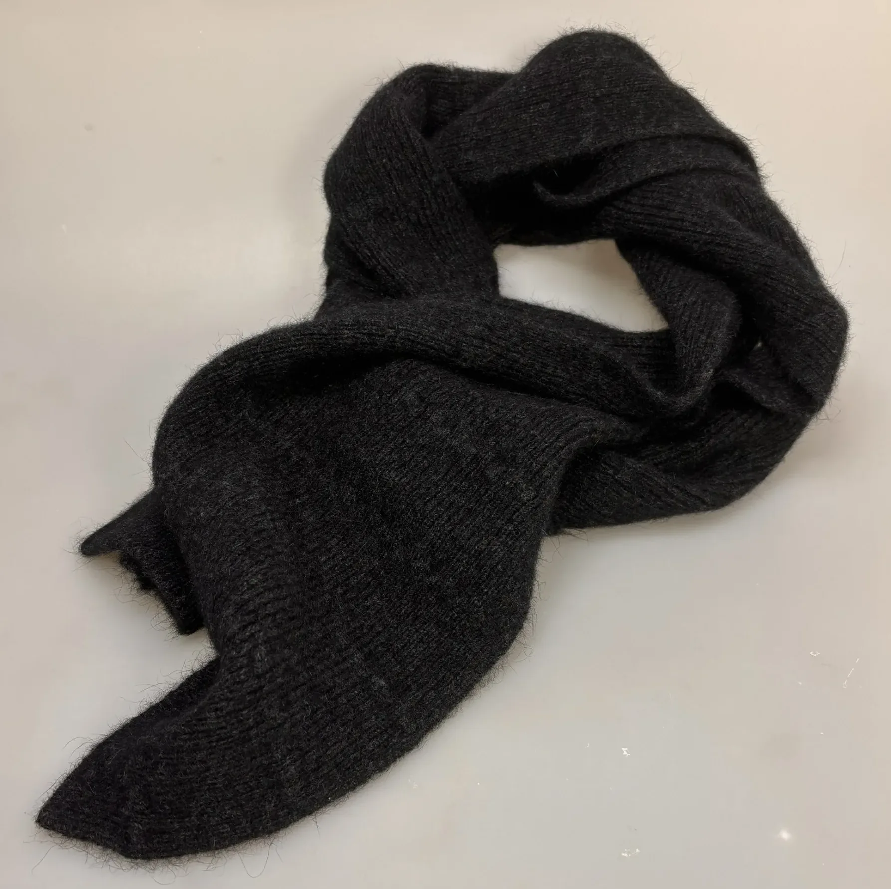 Possum Tørklæde - Koks Possum Tørklæde - Koks, charcoal, sort, mørkegrå, antrazit, noble wilde, langt, unisex, herre, dame, mænd, damer, ensfarvet, beige, sandy, sandfarvet, varmt, kradser ikke, super, soft, cashmere, opossum, merino, uld, silke, vamset, ren, natur, materialer, uldent, 100%, nobelt, elegant, klassisk, ekstravagant, eksklusivt, lækkert, kvalitet, tidløst, moderne, design, smart, luksus, stiligt, stil, stilfuldt, perfekt, gave, gaveide, julegave, tilbehør, strikket, strik, varmt, efterår, vinter, tilbehør, cool, noble wilde, new zealand, biti, ribe, vadehavet, design, nordisk, dansk