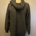 Possum Dame Pullover - Noa Koks, Possum Tørklæde - Koks, charcoal, sort, mørkegrå, antrazit, noble wilde, langt, unisex, herre, dame, mænd, damer, ensfarvet, beige, sandy, sandfarvet, varmt, kradser ikke, super, soft, cashmere, opossum, merino, uld, silke, vamset, ren, natur, materialer, uldent, 100%, nobelt, elegant, klassisk, ekstravagant, eksklusivt, lækkert, kvalitet, tidløst, moderne, design, smart, luksus, stiligt, stil, stilfuldt, perfekt, gave, gaveide, julegave, tilbehør, strikket, strik, varmt, efterår, vinter, tilbehør, cool, noble wilde, new zealand, biti, ribe, vadehavet, design, nordisk, dansk