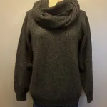 Possum Dame Pullover - Noa Koks, Possum Tørklæde - Koks, charcoal, sort, mørkegrå, antrazit, noble wilde, langt, unisex, herre, dame, mænd, damer, ensfarvet, beige, sandy, sandfarvet, varmt, kradser ikke, super, soft, cashmere, opossum, merino, uld, silke, vamset, ren, natur, materialer, uldent, 100%, nobelt, elegant, klassisk, ekstravagant, eksklusivt, lækkert, kvalitet, tidløst, moderne, design, smart, luksus, stiligt, stil, stilfuldt, perfekt, gave, gaveide, julegave, tilbehør, strikket, strik, varmt, efterår, vinter, tilbehør, cool, noble wilde, new zealand, biti, ribe, vadehavet, design, nordisk, dansk