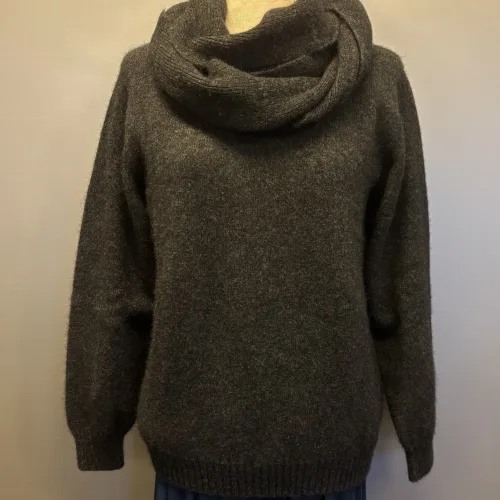 Possum Dame Pullover - Noa Koks, Possum Tørklæde - Koks, charcoal, sort, mørkegrå, antrazit, noble wilde, langt, unisex, herre, dame, mænd, damer, ensfarvet, beige, sandy, sandfarvet, varmt, kradser ikke, super, soft, cashmere, opossum, merino, uld, silke, vamset, ren, natur, materialer, uldent, 100%, nobelt, elegant, klassisk, ekstravagant, eksklusivt, lækkert, kvalitet, tidløst, moderne, design, smart, luksus, stiligt, stil, stilfuldt, perfekt, gave, gaveide, julegave, tilbehør, strikket, strik, varmt, efterår, vinter, tilbehør, cool, noble wilde, new zealand, biti, ribe, vadehavet, design, nordisk, dansk