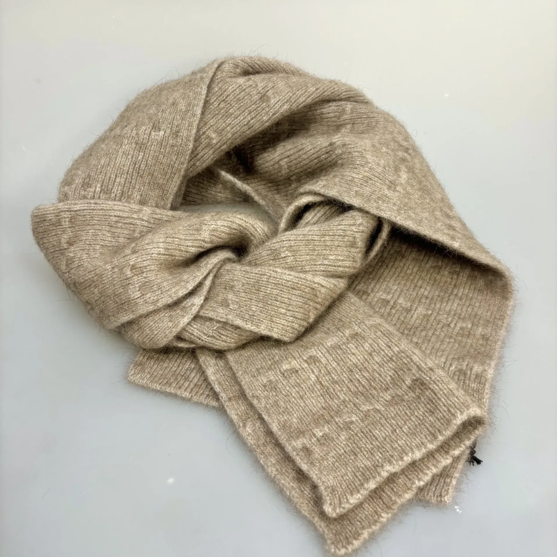 Possum Tørklæde - Oyster Beige Possum Tørklæde - Oyster Beige, unisex, herre, dame, mænd, damer, ensfarvet, beige, sandy, sandfarvet, varmt, kradser ikke, super, soft, cashmere, opossum, merino, uld, silke, vamset, ren, natur, materialer, uldent, 100%, nobelt, elegant, klassisk, ekstravagant, eksklusivt, lækkert, kvalitet, tidløst, moderne, design, smart, luksus, stiligt, stil, stilfuldt, perfekt, gave, gaveide, julegave, tilbehør, strikket, strik, varmt, efterår, vinter, tilbehør, cool, noble wilde, new zealand, biti, ribe, vadehavet, design, nordisk, dansk