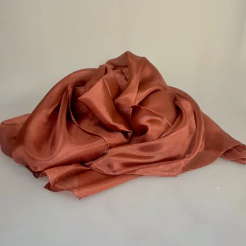 Silketørklæde Pongé 1410 XL - Mahogni Brunt, kobber, rust, rosenholz, brunt, rødbrunt, kobberrødt, rustrødt, stort, let, silke, ren, eksklusivt, elegant, lækkert, smukt, stola, over skuldrene, sjal, silkesjal, blankt, smukt, aftenkjole, tilbehør, flot, moderne, klassisk, klasse, gave, gaveide, julegave, accessoires, tilbehør, vinter, efterår, varme, ensfarvet