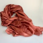 Silketørklæde Pongé 1410 XL - Mahogni Brunt, kobber, rust, rosenholz, brunt, rødbrunt, kobberrødt, rustrødt, stort, let, silke, ren, eksklusivt, elegant, lækkert, smukt, stola, over skuldrene, sjal, silkesjal, blankt, smukt, aftenkjole, tilbehør, flot, moderne, klassisk, klasse, gave, gaveide, julegave, accessoires, tilbehør, vinter, efterår, varme, ensfarvet