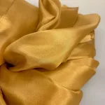 Silketørklæde Pongé 1410 XL - Messing Gyldent, 2209, 04, blasses gold, guld, guldfarvet, beige, lys, gyldent, messig, sort, blødt, stort, let, silke, ren, eksklusivt, elegant, lækkert, smukt, stola, over skuldrene, sjal, silkesjal, blankt, smukt, aftenkjole, tilbehør, flot, moderne, klassisk, klasse, gave, gaveide, julegave, accessoires, tilbehør, vinter, efterår, varme, ensfarvet