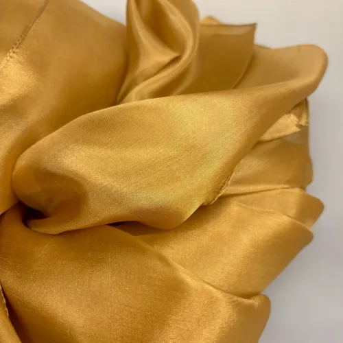 Silketørklæde Pongé 1410 XL - Messing Gyldent, 2209, 04, blasses gold, guld, guldfarvet, beige, lys, gyldent, messig, sort, blødt, stort, let, silke, ren, eksklusivt, elegant, lækkert, smukt, stola, over skuldrene, sjal, silkesjal, blankt, smukt, aftenkjole, tilbehør, flot, moderne, klassisk, klasse, gave, gaveide, julegave, accessoires, tilbehør, vinter, efterår, varme, ensfarvet
