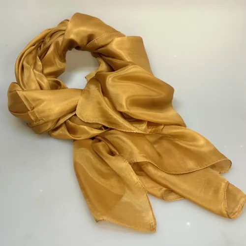 Silketørklæde Pongé 1410 XL - Messing Gyldent, 2209, 04, blasses gold, guld, guldfarvet, beige, lys, gyldent, messig, sort, blødt, stort, let, silke, ren, eksklusivt, elegant, lækkert, smukt, stola, over skuldrene, sjal, silkesjal, blankt, smukt, aftenkjole, tilbehør, flot, moderne, klassisk, klasse, gave, gaveide, julegave, accessoires, tilbehør, vinter, efterår, varme, ensfarvet