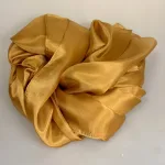 Silketørklæde Pongé 1410 XL - Messing Gyldent, 2209, 04, blasses gold, guld, guldfarvet, beige, lys, gyldent, messig, sort, blødt, stort, let, silke, ren, eksklusivt, elegant, lækkert, smukt, stola, over skuldrene, sjal, silkesjal, blankt, smukt, aftenkjole, tilbehør, flot, moderne, klassisk, klasse, gave, gaveide, julegave, accessoires, tilbehør, vinter, efterår, varme, ensfarvet