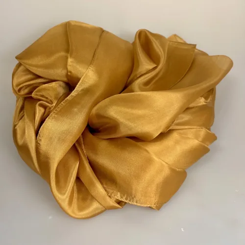 Silketørklæde Pongé 1410 XL - Messing Gyldent, 2209, 04, blasses gold, guld, guldfarvet, beige, lys, gyldent, messig, sort, blødt, stort, let, silke, ren, eksklusivt, elegant, lækkert, smukt, stola, over skuldrene, sjal, silkesjal, blankt, smukt, aftenkjole, tilbehør, flot, moderne, klassisk, klasse, gave, gaveide, julegave, accessoires, tilbehør, vinter, efterår, varme, ensfarvet