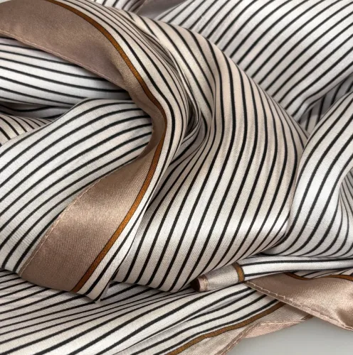 Silketørklæde Satin 2405 XL - Pinstripe Nougat, stribet, pinstribet, smalle, grafisk, enkelt, nobelt, diskret, stiligt, stil, stilfuldt, damet, ladylike, burberry, barbour, adel, landadel, engelsk, country, life, nordisk, design, ædelt, ren, silke, silkesjal, silketørklæde, langt, smukt, underspillet, luksus, luksuriøst, elegant, lækker, kvalitet, bæredygtig, mode, holdbar, biti, ribe, beige, brun, hvid, camel,