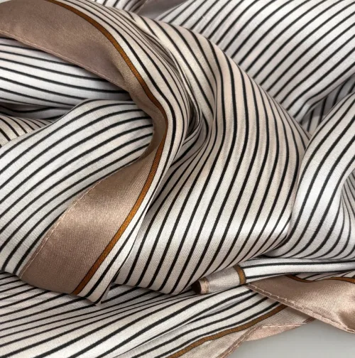 Silketørklæde Satin 2405 XL - Pinstripe Nougat, stribet, pinstribet, smalle, grafisk, enkelt, nobelt, diskret, stiligt, stil, stilfuldt, damet, ladylike, burberry, barbour, adel, landadel, engelsk, country, life, nordisk, design, ædelt, ren, silke, silkesjal, silketørklæde, langt, smukt, underspillet, luksus, luksuriøst, elegant, lækker, kvalitet, bæredygtig, mode, holdbar, biti, ribe, beige, brun, hvid, camel,