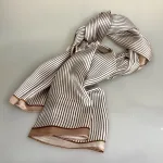 Silketørklæde Satin 2405 XL - Pinstripe Nougat, stribet, pinstribet, smalle, grafisk, enkelt, nobelt, diskret, stiligt, stil, stilfuldt, damet, ladylike, burberry, barbour, adel, landadel, engelsk, country, life, nordisk, design, ædelt, ren, silke, silkesjal, silketørklæde, langt, smukt, underspillet, luksus, luksuriøst, elegant, lækker, kvalitet, bæredygtig, mode, holdbar, biti, ribe, beige, brun, hvid, camel,