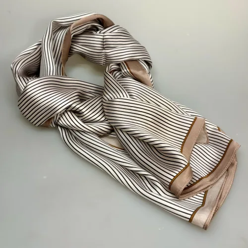 Silketørklæde Satin 2405 XL - Pinstripe Nougat, stribet, pinstribet, smalle, grafisk, enkelt, nobelt, diskret, stiligt, stil, stilfuldt, damet, ladylike, burberry, barbour, adel, landadel, engelsk, country, life, nordisk, design, ædelt, ren, silke, silkesjal, silketørklæde, langt, smukt, underspillet, luksus, luksuriøst, elegant, lækker, kvalitet, bæredygtig, mode, holdbar, biti, ribe, beige, brun, hvid, camel,