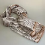 Silketørklæde Satin 2405 XL - Pinstripe Nougat, stribet, pinstribet, smalle, grafisk, enkelt, nobelt, diskret, stiligt, stil, stilfuldt, damet, ladylike, burberry, barbour, adel, landadel, engelsk, country, life, nordisk, design, ædelt, ren, silke, silkesjal, silketørklæde, langt, smukt, underspillet, luksus, luksuriøst, elegant, lækker, kvalitet, bæredygtig, mode, holdbar, biti, ribe, beige, brun, hvid, camel,