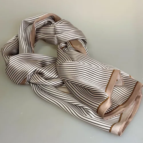 Silketørklæde Satin 2405 XL - Pinstripe Nougat, stribet, pinstribet, smalle, grafisk, enkelt, nobelt, diskret, stiligt, stil, stilfuldt, damet, ladylike, burberry, barbour, adel, landadel, engelsk, country, life, nordisk, design, ædelt, ren, silke, silkesjal, silketørklæde, langt, smukt, underspillet, luksus, luksuriøst, elegant, lækker, kvalitet, bæredygtig, mode, holdbar, biti, ribe, beige, brun, hvid, camel,