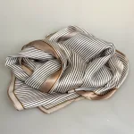 Silketørklæde Satin 2405 XL - Pinstripe Nougat, stribet, pinstribet, smalle, grafisk, enkelt, nobelt, diskret, stiligt, stil, stilfuldt, damet, ladylike, burberry, barbour, adel, landadel, engelsk, country, life, nordisk, design, ædelt, ren, silke, silkesjal, silketørklæde, langt, smukt, underspillet, luksus, luksuriøst, elegant, lækker, kvalitet, bæredygtig, mode, holdbar, biti, ribe, beige, brun, hvid, camel,