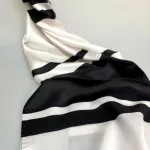 Silketørklæde Satin 1809 XL - Sort Hvid, grafisk, klassisk, enkel, stiligt, dramatisk, cool, moderne, kunstnerisk, elegant, lækkert, kvalitet, ren, fed, blank, silke, silkesjal, silestola, silketørklæde, langt, luksus, luksuriøst, flot, gave, gaveide, julegave, særlig, biti, ribe, silkesatin, natur, design, dansk, nordisk