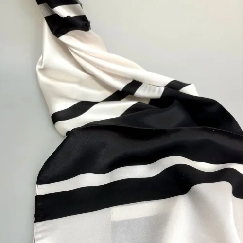 Silketørklæde Satin 1809 XL - Sort Hvid, grafisk, klassisk, enkel, stiligt, dramatisk, cool, moderne, kunstnerisk, elegant, lækkert, kvalitet, ren, fed, blank, silke, silkesjal, silestola, silketørklæde, langt, luksus, luksuriøst, flot, gave, gaveide, julegave, særlig, biti, ribe, silkesatin, natur, design, dansk, nordisk