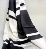 Silketørklæde Satin 1809 XL - Sort Hvid, grafisk, klassisk, enkel, stiligt, dramatisk, cool, moderne, kunstnerisk, elegant, lækkert, kvalitet, ren, fed, blank, silke, silkesjal, silestola, silketørklæde, langt, luksus, luksuriøst, flot, gave, gaveide, julegave, særlig, biti, ribe, silkesatin, natur, design, dansk, nordisk