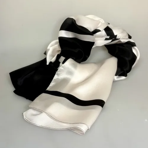 Silketørklæde Satin 1809 XL - Sort Hvid, grafisk, klassisk, enkel, stiligt, dramatisk, cool, moderne, kunstnerisk, elegant, lækkert, kvalitet, ren, fed, blank, silke, silkesjal, silestola, silketørklæde, langt, luksus, luksuriøst, flot, gave, gaveide, julegave, særlig, biti, ribe, silkesatin, natur, design, dansk, nordisk