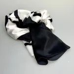 Silketørklæde Satin 1809 XL - Sort Hvid, grafisk, klassisk, enkel, stiligt, dramatisk, cool, moderne, kunstnerisk, elegant, lækkert, kvalitet, ren, fed, blank, silke, silkesjal, silestola, silketørklæde, langt, luksus, luksuriøst, flot, gave, gaveide, julegave, særlig, biti, ribe, silkesatin, natur, design, dansk, nordisk