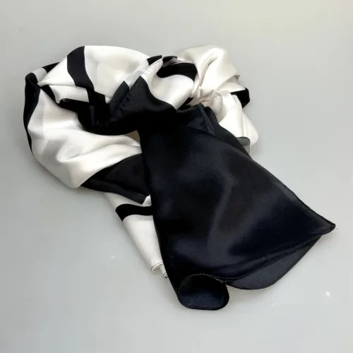 Silketørklæde Satin 1809 XL - Sort Hvid, grafisk, klassisk, enkel, stiligt, dramatisk, cool, moderne, kunstnerisk, elegant, lækkert, kvalitet, ren, fed, blank, silke, silkesjal, silestola, silketørklæde, langt, luksus, luksuriøst, flot, gave, gaveide, julegave, særlig, biti, ribe, silkesatin, natur, design, dansk, nordisk