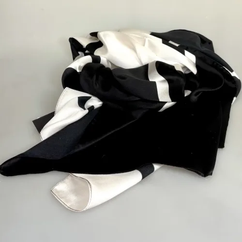 Silketørklæde Satin 1809 XL - Sort Hvid, grafisk, klassisk, enkel, stiligt, dramatisk, cool, moderne, kunstnerisk, elegant, lækkert, kvalitet, ren, fed, blank, silke, silkesjal, silestola, silketørklæde, langt, luksus, luksuriøst, flot, gave, gaveide, julegave, særlig, biti, ribe, silkesatin, natur, design, dansk, nordisk