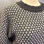 Sirri Færø Pullover - Liljemønster Kort Denim, sirri, færøsk, færø, færøstrik, gudrun, ren, uld, ubehandlet, fåreuld, varm, raglan, ærmer, smart, klassisk, uld, uldsweater, sweater, pullover, striktrøje, trøje, ulden, udendørs, outdoor, herre, dame, unisex, moderne, hipster, faeroi, strik, mønster, klassis, mønster, liljer, biti, ribe, 2026, jeansblå, blå, gråblå, denim, grålig